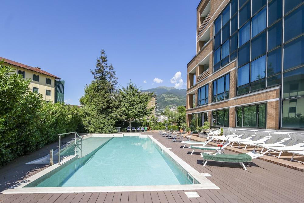 Hostellerie Du Cheval Blanc Aosta Exterior foto